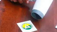 Cara Praktis Membersihkan Bekas Sticker di Furnitur Kayu