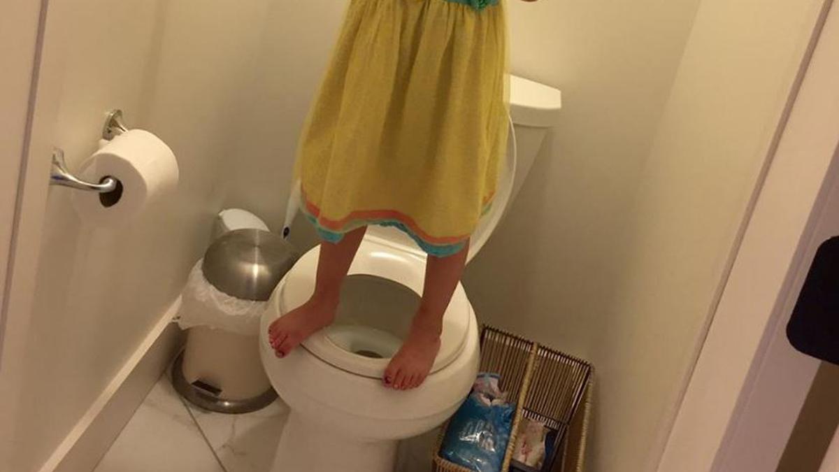 Детский туалет камера. Девочка в туалете. Камера в унитазе туалета. Платье туалет. Школьный туалет девочек.