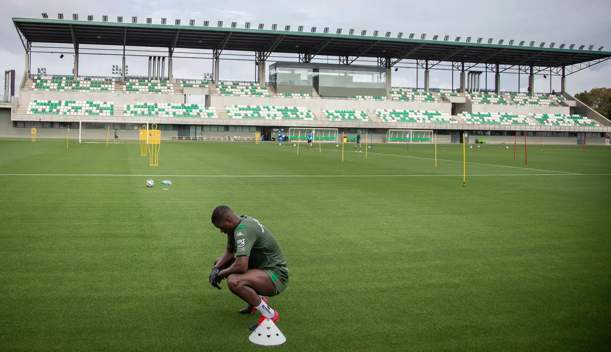 Pemain Real Betis, William Carvalho, ketika mengikut sesi latihan di Luis del Sol, Sevilla, Senin (11/5/2020). Sejumlah klub di Spanyol memulai latihan seiring rencana akan kembali bergulirnya kompetisi La Liga musim ini. (AFP/Real Betis/Fernando Ruso)