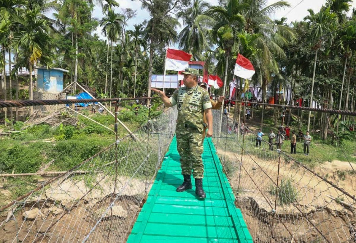 FOTO: Kasad Resmikan Jembatan Gantung Garuda di Aceh