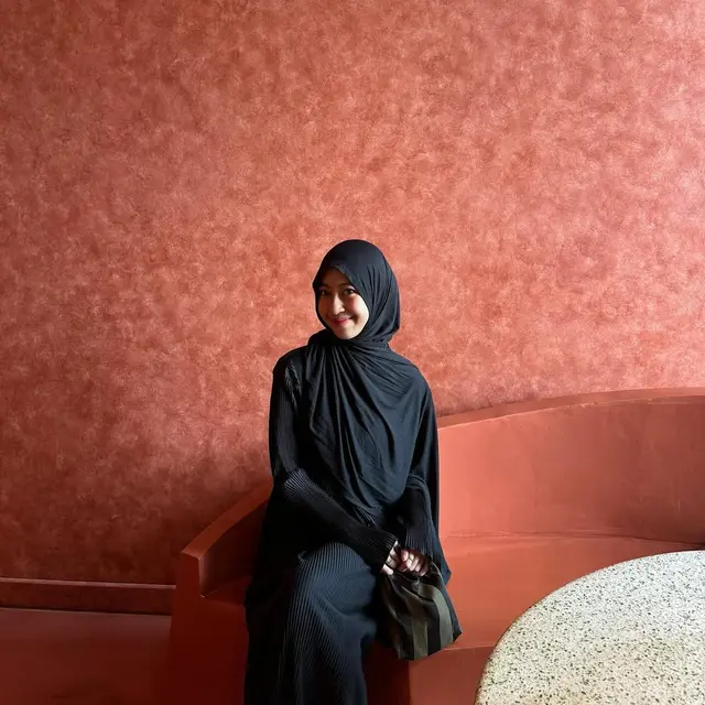 6 Potret Adiba Khanza Pakai All Black Outfit, Tampil Elegan dengan Warna Kesukaan