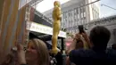 Seorang pengunjung mengambil gambar dari patung Oscar 2016 di luar Teater Dolby, Hollywood, California, Jumat (26/2). Acara penghargaan Academy Awards ke-88 ini akan berlangsung pada Minggu (28/2) waktu setempat. (REUTERS/Lucy Nicholson)