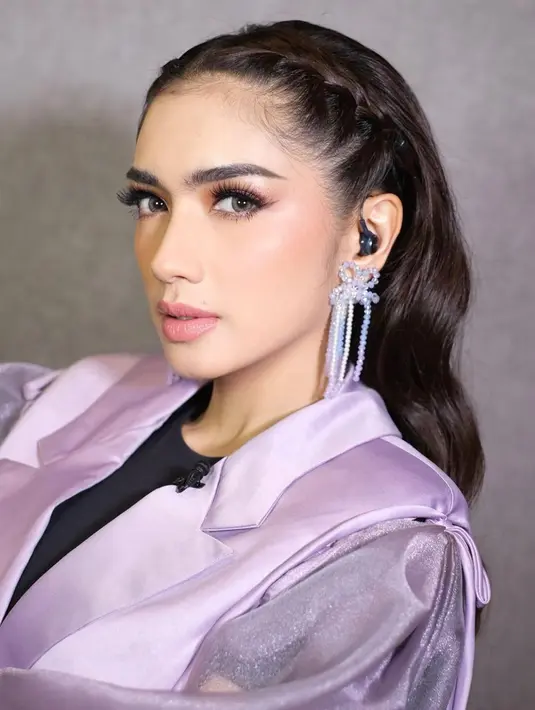 Potret cantik Angel Karamoy dengan full makeup. Di sini, area matanya dipertajam dengan winged-eyeliner tipis dan makeup bernuansa merah muda yang super lembut, membaur sempurna di kulit putihnya. [Foto: Instagram/realangelkaramoy]