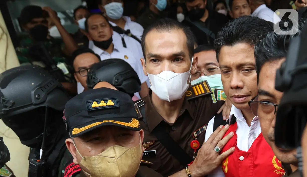 Tersangka kasus Pembunuhan berencana Nofriansyah Yosua Hutabarat atau Brigadir J , Ferdy Sambo saat keluar dari gedung Jaksa Agung Muda  Tindak Pidana Umum, Jakarta, Rabu (5/10/2022). Polri menyerahkan para tersangka dan barang bukti kasus pembunuhan berencana Brigadir J ke Kejaksaan Agung (Kejagung). (Liputan6.com/Herman Zakharia)