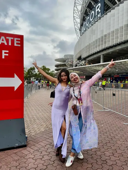 Acha Septriasa tampil chic bergaya era Evermore dengan slit dress nuansa lilacnya. [@septriasaacha]