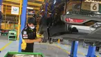 Teknisi memperbaiki mobil di B-Quik Pluit Village, Jakarta, Kamis (29/04/2021). Kehadiran B-Quik yang menempati area sekitar 400m2 di mal dapat melengkapi fasilitas dan keberagaman tenant. (Liputan6.com/Fery Pradolo)