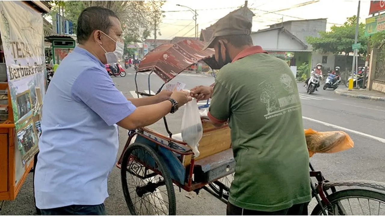 Aksi Kebaikan, Borong Makanan Pedagang Kecil dan Dibagikan Secara Gratis