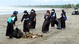Sejumlah siswi membersihkan pantai dalam program Sekolah Pantai Indonesia (SPI) di pesisir Pantai Barat Pangandaran, Jawa Barat (23/11). Kegiatan Gerakan Cinta Laut oleh KKP menerapkan prinsip dari, oleh dan untuk siswa. (Liputan6.com/KKP)