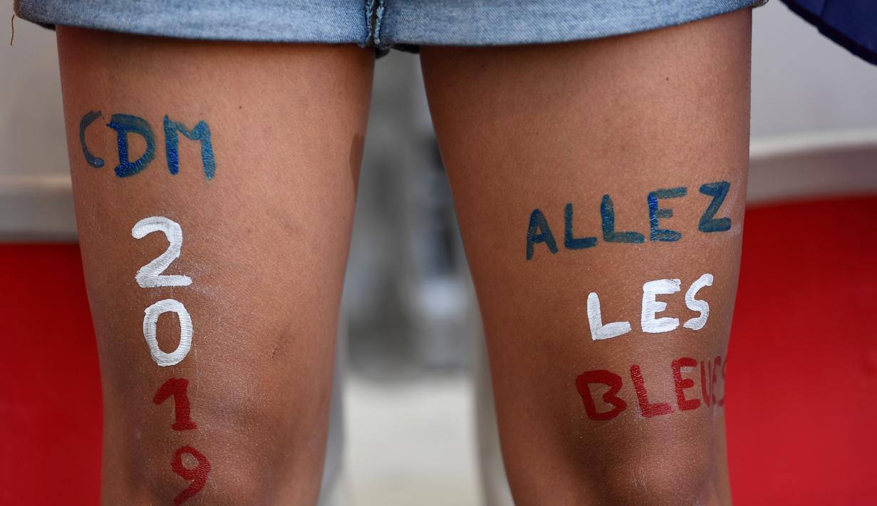 A picture taken on June 12, 2019, at the Nice Stadium in Nice, southeastern France shows the legs of a French supporter ahead of the France 2019 Women's World Cup Group A football match between France and Norway. (Photo by CHRISTOPHE SIMON / AFP)