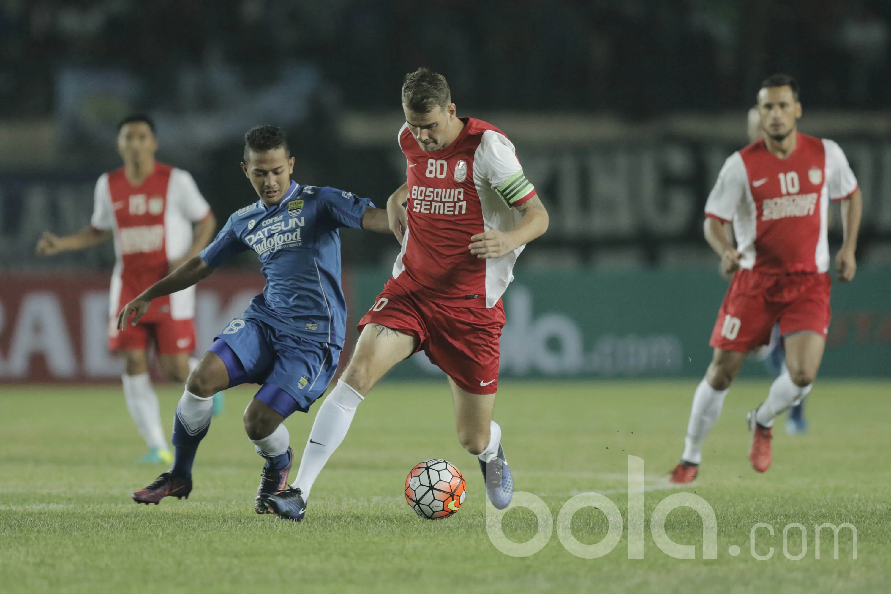 Gelandang PSM Makassar, Wiljan Pluim dalam pertandiingan penyisihan grup Piala Presiden 2017 antara Persib Bandung vs PSM Makassar di Stadion Si Jalak Harupat (6/2/2017). (Bola.com/Peksi Cahyo)