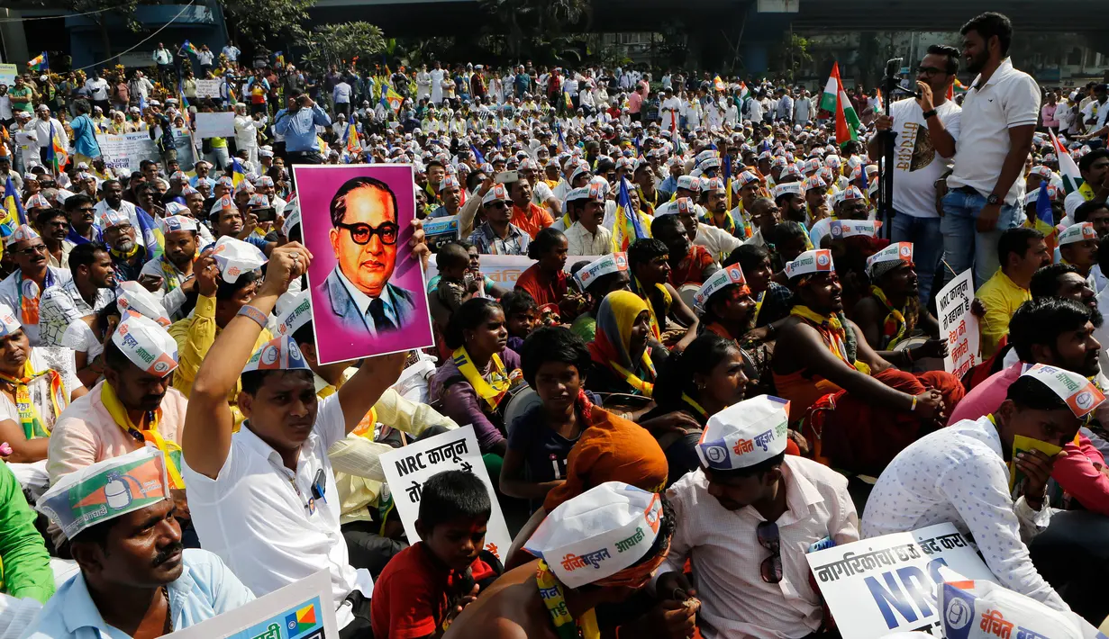 Warga melakukan aksi protes menentang Undang-Undang Kewarganegaraan di Mumbai, India, Kamis (26/12/2019). Undang-Undang Kewarganegaraan tersebut memberikan kesempatan penganut agama minoritas di Bangladesh, Pakistan, dan Afganistan untuk memiliki status warga negara India. (AP Photo/Rajanish Kakade)