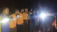 Tim SAR Gabungan mencari dua korban tengglam di Curug Nangga, Banyumas, hingga pukul 23.15 WIB. (Liputan6.com/Tagana Banyumas/Muhamad Ridlo)