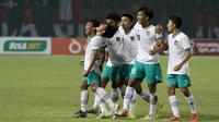 Selebrasi pemain Timnas Indonesia U-19, Rabbani Tasnim Siddiq (dua kanan) bersama pemain lainnya&nbsp;usai menjebol gawang Myanmar dalam pertandingan babak penyisihan Grup A Piala AFF U-19 yang berlangsung di Stadion Patriot Candrabhaga, Bekasi, Minggu (10/7/2022). (Bola.com/M Iqbal Ichsan)