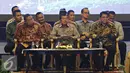 Wapres Jusuf Kalla (tengah) saat menghadiri peluncuran layanan izin investasi 3 jam di Jakarta, Senin (11/1). Layanan ini merupakan terobosan pemerintah untuk memudahkan investor yang akan menanamkan modal di Indonesia. (Liputan6.com/Immanuel Antonius)