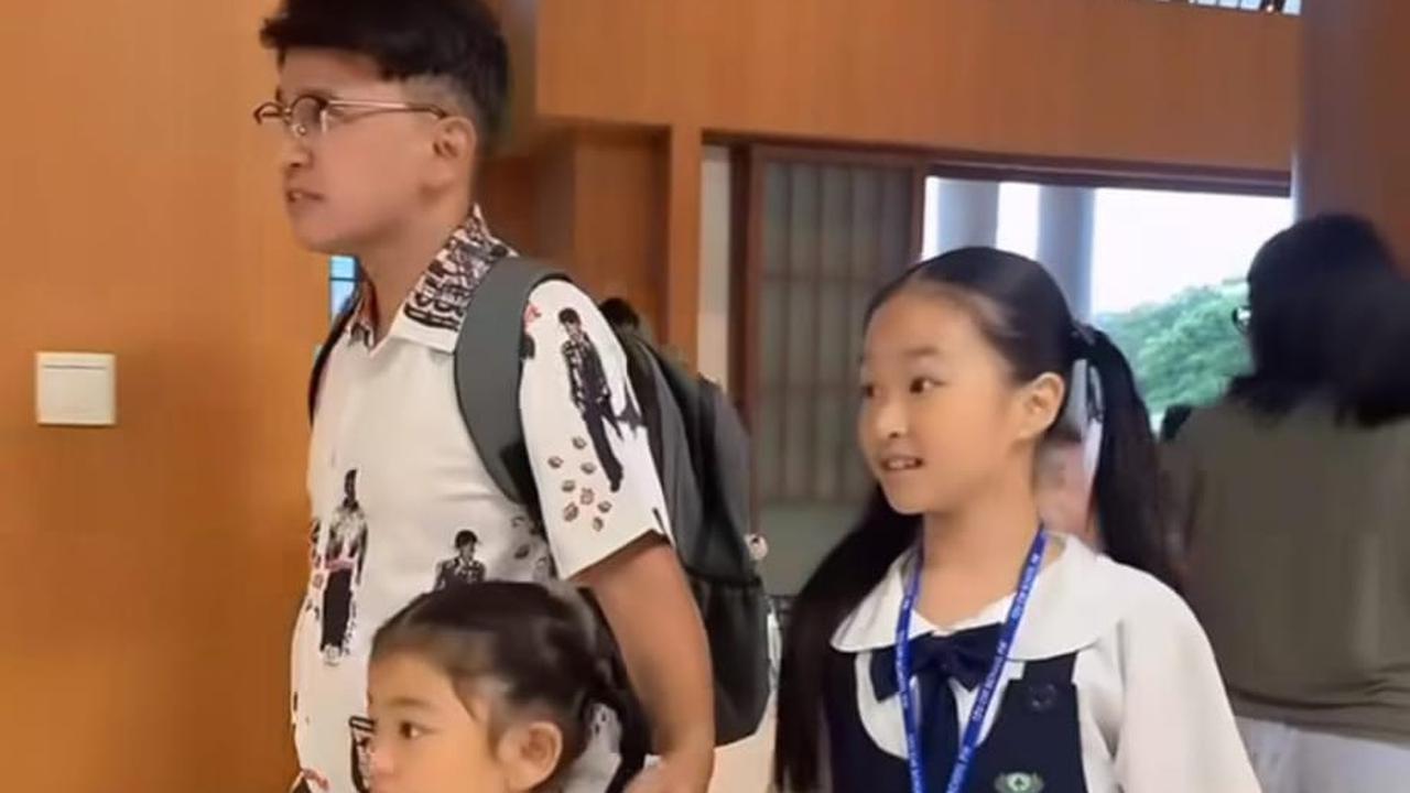 Potret Ruben Onsu Semangat Antar Thalia dan Thania Sekolah