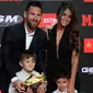 Pemain Barcelona, Lionel Messi didampingi istrinya Antonella Roccuzzo dan kedua putranya berpose setelah menerima trofi Sepatu Emas keenamnya selama acara penyerahan di Antiga Fabrica Estrella Damm, Barcelona, Spanyol (16/10/2019). (AFP Photo/Josep Lago)