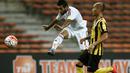 Pemain Malaysia, Ronny bin Harun (kanan), berusaha menahan tendangan pemain UEA, Ali Ahmed Makhbout, dalam Kualifikasi Piala Dunia 2018 di Stadion Shah Alam, Malaysia, (17/11/2015). Malaysia kalah 1-2 dari UEA. (AFP Photo/Manan Vatsyayana)