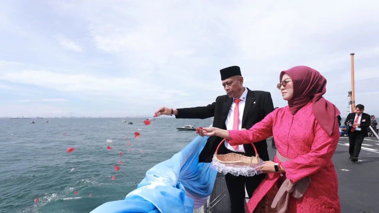 Tabur bunga dalam memperingati hari pahlawan nasional.