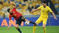 Gelandang Spanyol, Jesus Navas, berebut bola dengan penyerang Ukraina, Roman Yaremchuk, pada laga UEFA Nations League 2020/2021 di Stadion NSK Olimpiyskiy, Rabu (14/10/2020) dini hari WIB. Ukraina menang 1-0 atas Spanyol. (AFP/Sergei Supinsky)