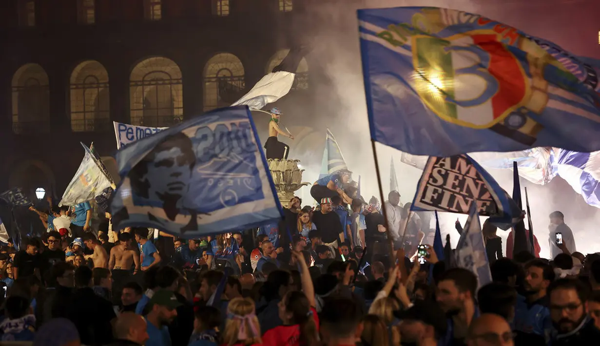 Suporter sudah menanti selama 33 tahun untuk menyaksikan kembali tim kesayangan mereka menjuarai Liga Italia. (Alessandro Garofalo/LaPresse via AP)