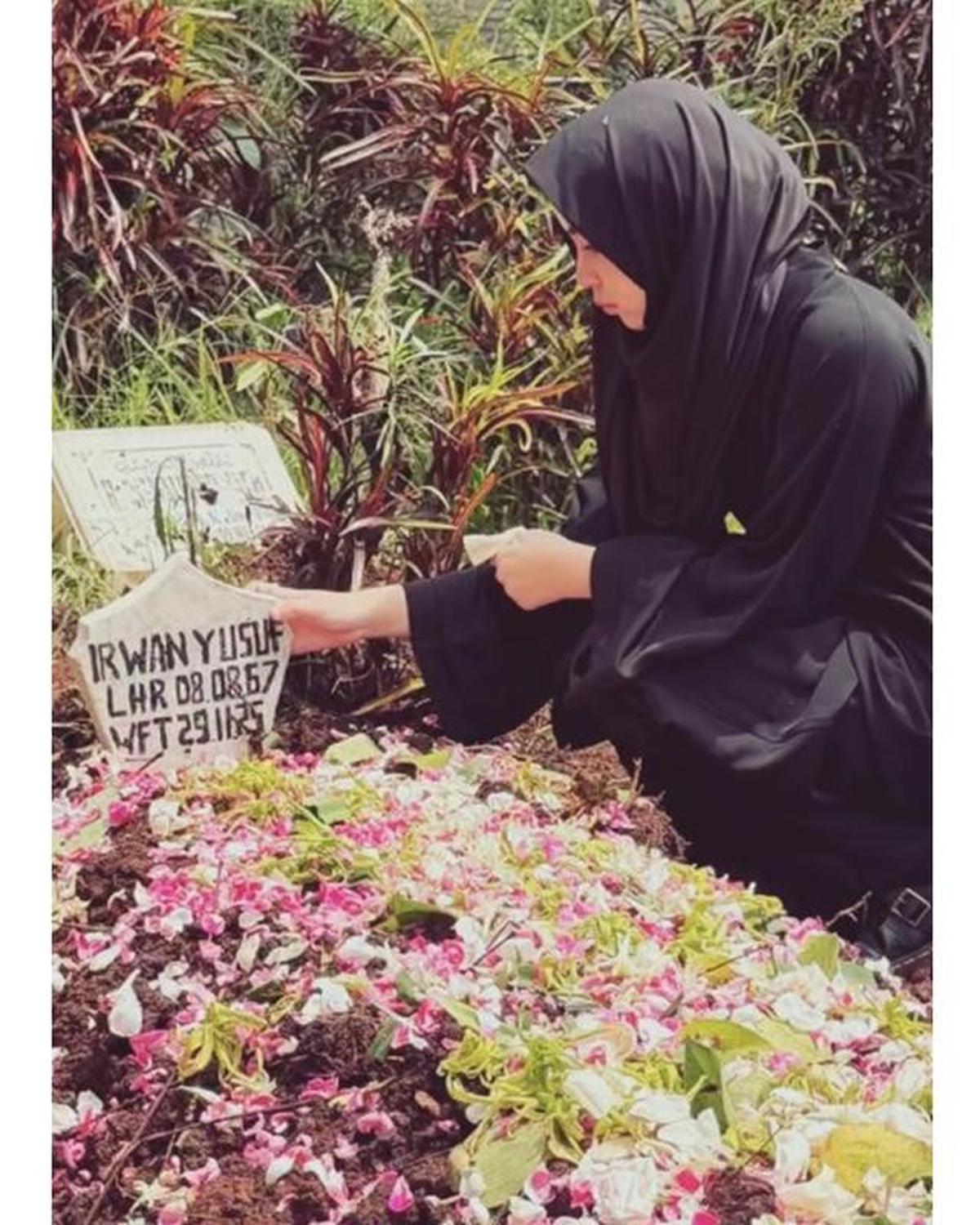 6 Potret Pemakaman Ayah Marshanda di Malang, Sienna Turut Antar Kakek