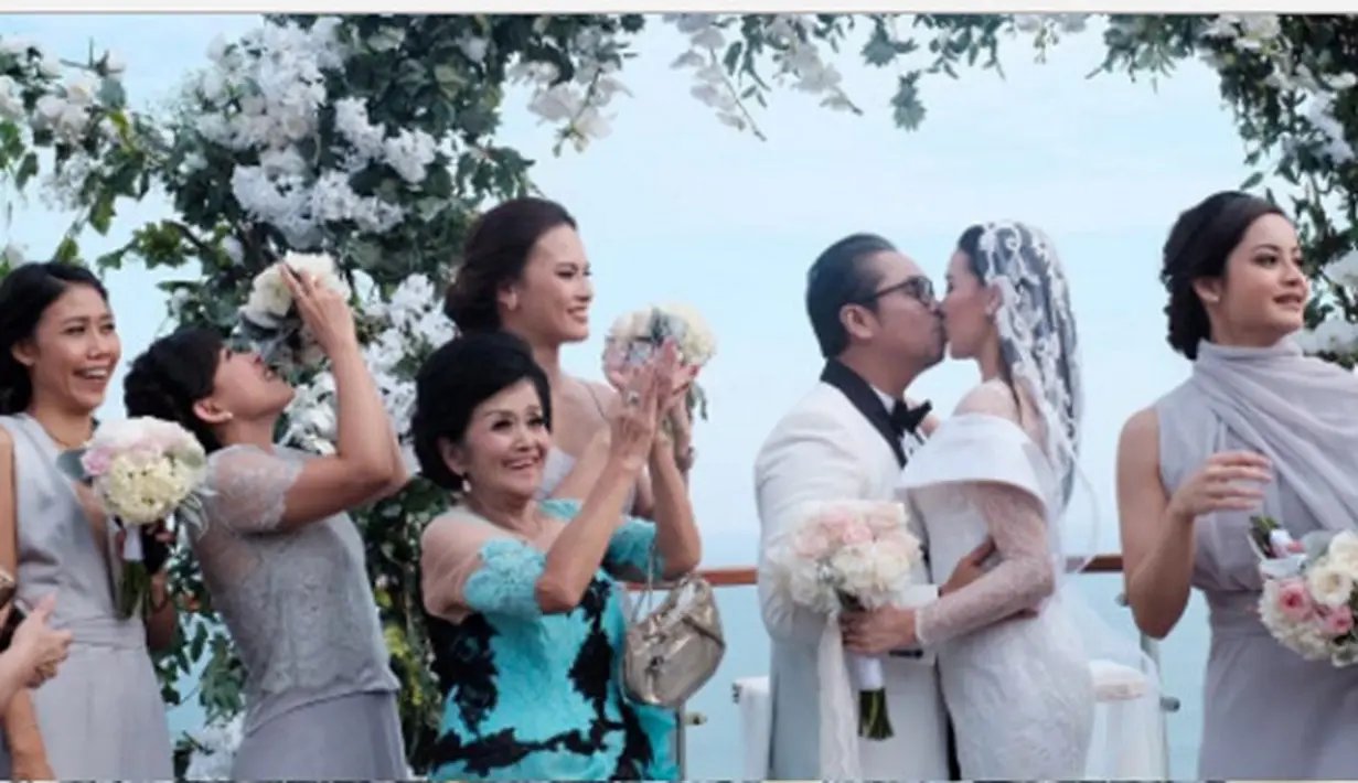 Janji suci sehidup semati dilakukan oleh pasangan kekasih Sammy Simorangkir dan Viviane. Pasangan ini baru saja meresmikan hubungannya ke jenjang yang lebih serius. Pernikahan romantis digelar di Bali hari ini Sabtu (22/7). (Instagram/@bubahalfian)