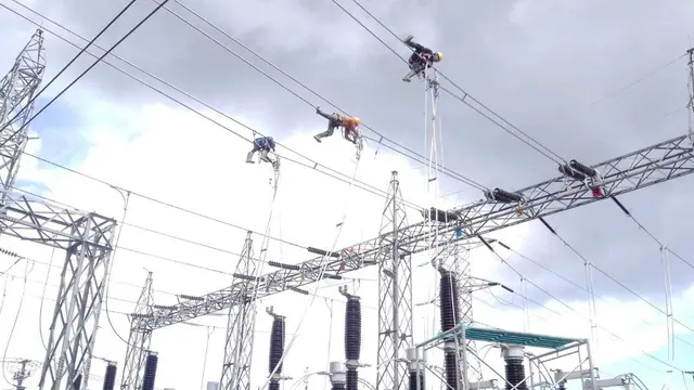 PLN memberi tegangan pertama pada proyek penggantian material transmisi utama yang berkapasitas lebih besar di jalur jaringan Sanur #2 Gardu Induk (GI) 150 kV Gianyar dan Jalur Jaringan Gianyar #2 Gardu Induk 150 kV Sanur. (Dok PLN)