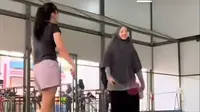 Natasha Rizky tetap berpakaian Syar'i meski ketika menemani Hesti Purwadinata main bulu tangkis. (Dok: TikTok @zanitamaulin04)