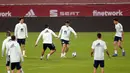 Para pemain Spanyol mengikuti sesi latihan di stadion La Cartuja di Seville (17/11/2020). Spanyol akan bertanding melawan Jerman pada Matchday 6 UEFA Nations League 2020 di Estadio La Cartuja de Sevilla. (AFP/Cristina Quicler)
