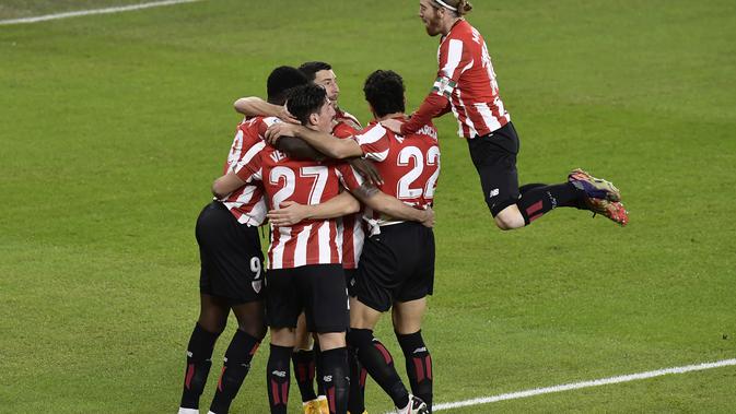 Para pemain Athletic Bilbao merayakan gol pembuka mereka selama pertandingan sepak bola La Liga Spanyol antara Athletic Bilbao dan Barcelona di stadion San Mames di Bilbao, Spanyol, Rabu, 6 Januari 2021. (Foto AP / Alvaro Barrientos)