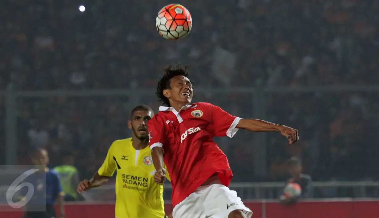 Gelandang Persija, Amarzukih (depan) menahan bola atas saat laga lanjutan Torabika Soccer Championship presented by IM3 Ooredoo melawan Semen Padang di Stadion GBK, Jakarta, Minggu (8/5/2016). Persija unggul 1-0. (Liputan6.com/Helmi Fithriansyah)