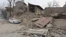 Rekaman dari CCTV menunjukkan harta benda keluarga berserakan di antara batu-batu dari sebuah rumah yang ambruk saat gempa terjadi. (Chinatopix via AP)