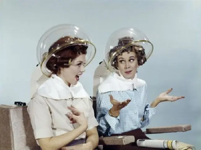 Rambut hair helm transparan yang sempat diminati oleh banyak wanita.  Sumber: Southern Living