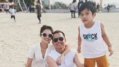 Seru liburan bareng ke Pantai Pasir Putih Lagoon Ancol, Rio Alief banyak abadikan momen kebersamaannya dengan Vinessa Inez. Selain putra dari Vinessa Inez, Zio juga turut merasakan serunya liburan bareng tersebut. Tampil dengan busana berwarna senada, momen liburan ini menuai banyak sorotan oleh para penggemar. (Liputan6.com/IG/@rio_alief)