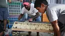 Pedagang membawa anak ayam di pasar hewan peliharaan al-Ghazal di ibukota Irak, Baghdad (11/10/2019). Pasar hewan peliharaan al-Ghazal ini hanya buka pada hari Jumat. (AFP Photo/Ahmad Al-Rubaye)