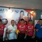 Direktur Utama Bank DKI Eko Budiwiyono (kemeja putih) menunjukkan penggunaan JakCard di Pertamina Proliga 2015