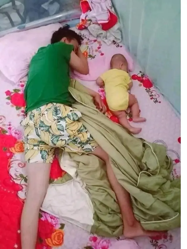7 Potret Nyeleneh Bapak dan Anak Waktu Tidur Bareng, Posenya Kompak