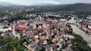 Foto udara yang diambil pada tanggal 15 September 2024 ini menunjukkan pemandangan pusat kota yang terendam banjir di Glucholazy, Polandia selatan. (Sergei GAPON/AFP)