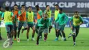 Pemain Timnas Indonesia melakukan latihan resmi jelang laga final pertama Piala AFF 2016 di Stadion Pakansari, Bogor, Selasa (13/12). Indonesia akan menjamu Thailand di final leg pertama Piala AFF 2016, Rabu (14/12). (Liputan6.com/Helmi Fithriansyah)