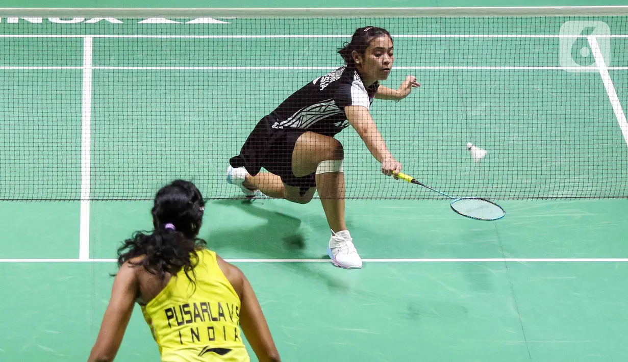 Gim kedua dimenangi oleh Pusarla. Wakil India itu menang dengan skor 15-21. (Liputan6.com/Herman Zakharia)