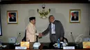 Ketua BPK Harry Azhar Aziz (kiri) bersalaman dengan Plt Ketua KPK  Taufiequrachman Ruki sebelum menggelar rapat di Gedung BPK, Jakarta, (11/3/2015). Pertemuan dua pimpinan lembaga tinggi negara ini berlangsung tertutup. (Liputan6.com/Helmi Fithriansyah)