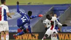 Striker Leicester City, Kelechi Iheanacho (tengah) melepaskan tendangan ke gawang Crystal Palace dalam laga lanjutan Liga Inggris 2020/2021 pekan ke-33 di King Power Stadium, Leicester, Senin (26/4/2021). Leicester menang 2-1 atas Crystal Palace. (AP/Adrian Dennis/Pool)