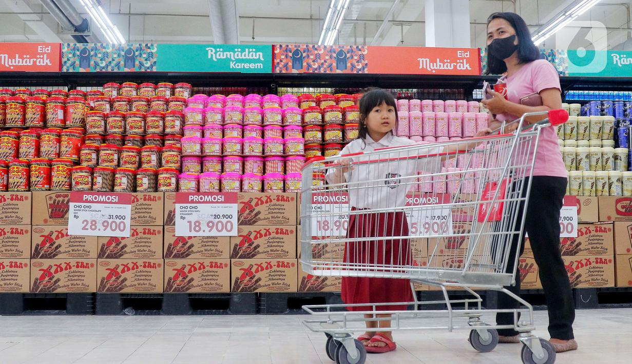 Pengunjung mendorong keranjang belanja di toko digital Scan and Go, CBD Ciledug, Tangerang, Banten, Rabu (8/3/2023). Scan and Go merupakan toko ritel digital pertama di Indonesia dimana konsumen bisa langsung belanja di toko dengan menggunakan aplikasi yang ada di keranjang belanja tanpa melakukan pembayaran melalui kasir. (Liputan6.com/Angga Yuniar)