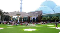 Masjid Raya Al Azhom di Tangerang kini dilengkapi payung besar seperti di Masjid Nabawi Madinah. (Liputan6.com/Pramita Tristiawati).