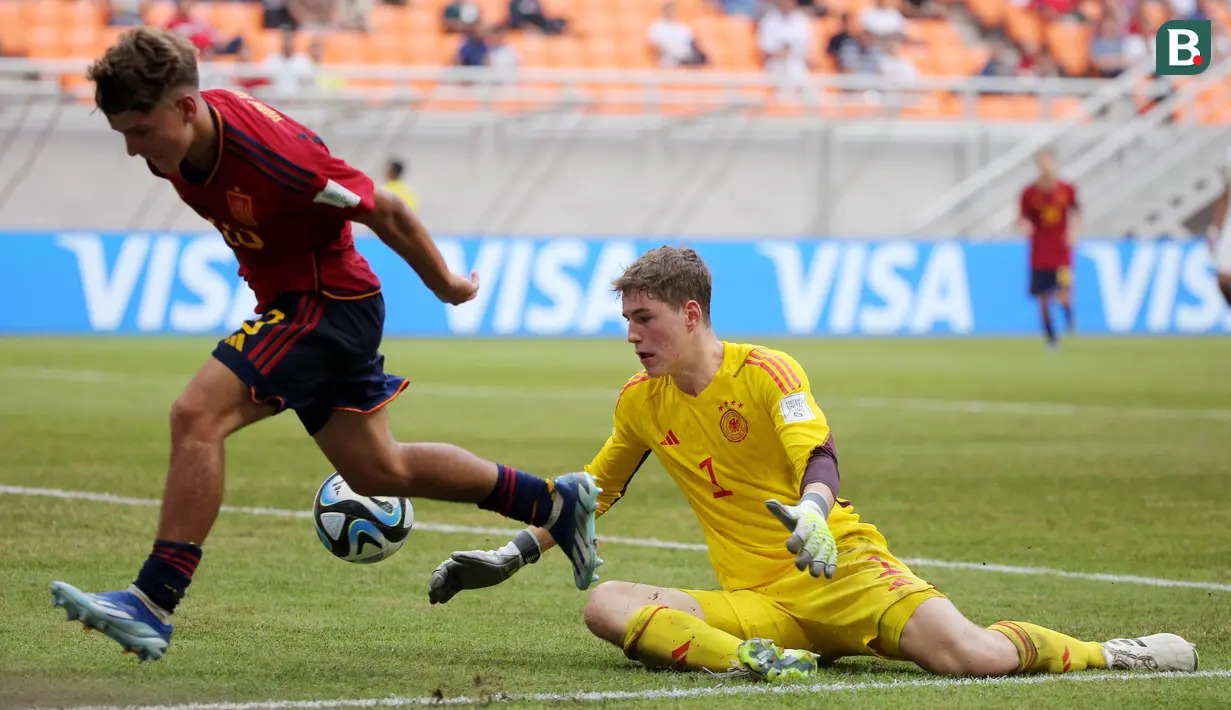 <p>Kiper&nbsp;Timnas Jerman U-17, Max Schmitt (kanan), berhasil menahan tendangan pemain Spanyol U-17, Juan Hernandez saat pertandingan perempat final Piala Dunia U-17 2023 yang berlangsung di Jakarta International Stadium, Jumat (24/11/2023). (Bola.com/M Iqbal Ichsan)</p>