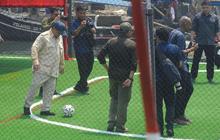 FOTO: Aksi Prabowo Main Bola Bersama Anak-Anak Nelayan Muara Angke saat Tinjau 200 Rumah Apung Gratis