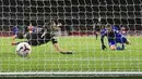 Striker Leicester City, Jamie Vardy, mencetak gol ke gawang Arsenal pada laga Liga Inggris di Stadion Emirates, Minggu (25/10/2020). Arsenal tumbang dengan skor 0-1. (Catherine Ivill/Pool via AP)