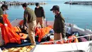 Petugas saat akan mengevakuasi mayat imigran di distrik Altinoluk, Balikesir, Turki, (8/2). Mayat imigran ini ditemukan sedang tenggelam saat mencoba menyeberang dari Turki ke Yunani. (STR / AFP)