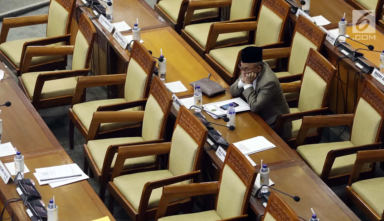 Anggota dewan duduk di antara puluhan bangku kosong saat rapat paripurna DPR di Kompleks Parlemen, Senayan, Jakarta, Selasa (10/7). Rapat yang dipimpin Wakil Ketua Agus Hermanto itu dihadiri 225 orang dari total 560 anggota DPR. (Liputan6.com/Johan Tallo)