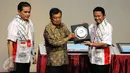 Wapres Jusuf Kalla menerima cinderamata saat acara penyerahan secara simbolis RS Indonesia di Gaza, Jakarta, Sabtu (9/1/2016). RS Indonesia adalah bantuan Indonesia yang donasi seluruhnya murni berasal dari rakyat Indonesia. (Liputan6.com/Helmi Afandi)